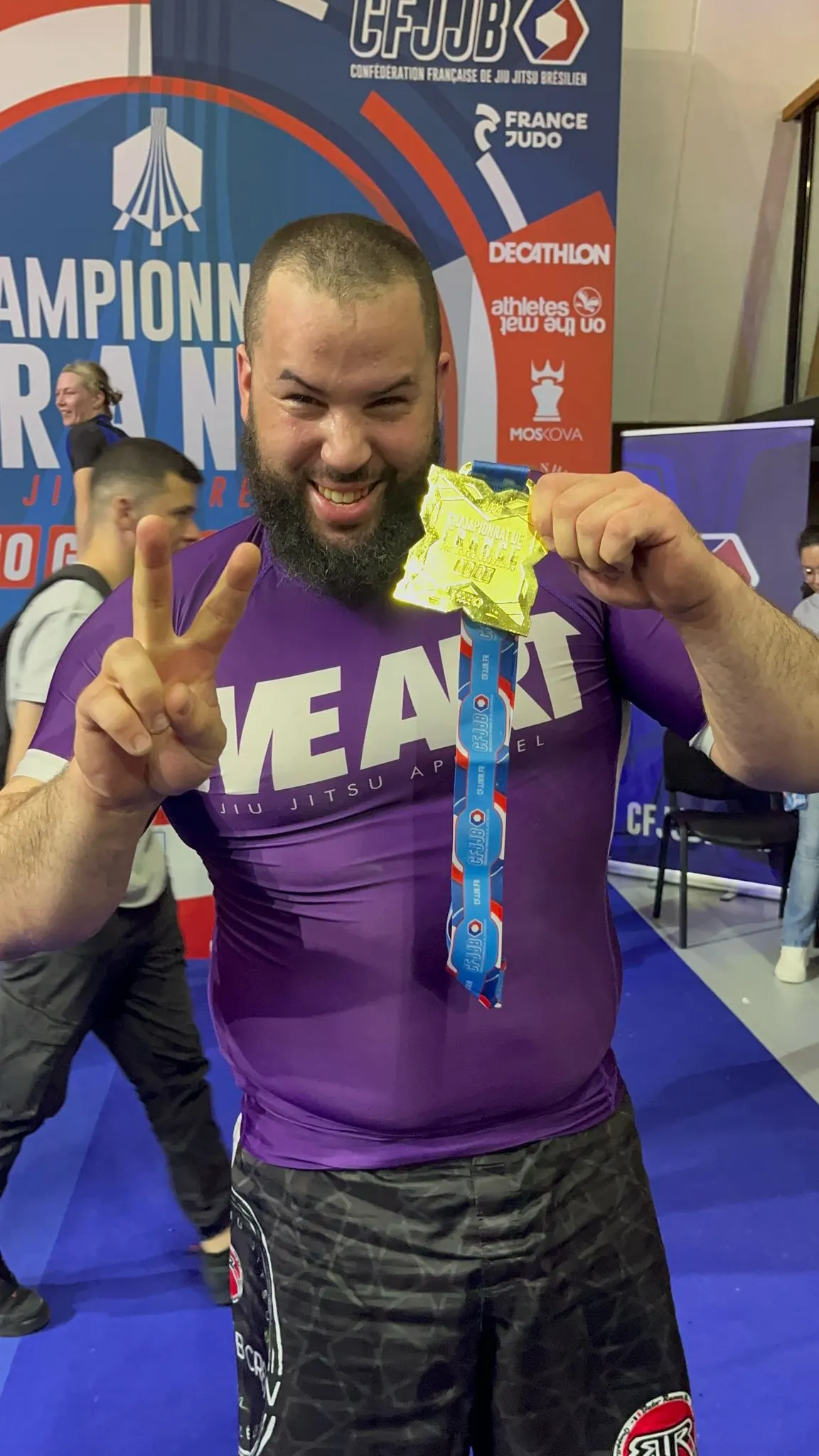 Jamal Khaliqui, médaille autour du cou, après un championnat